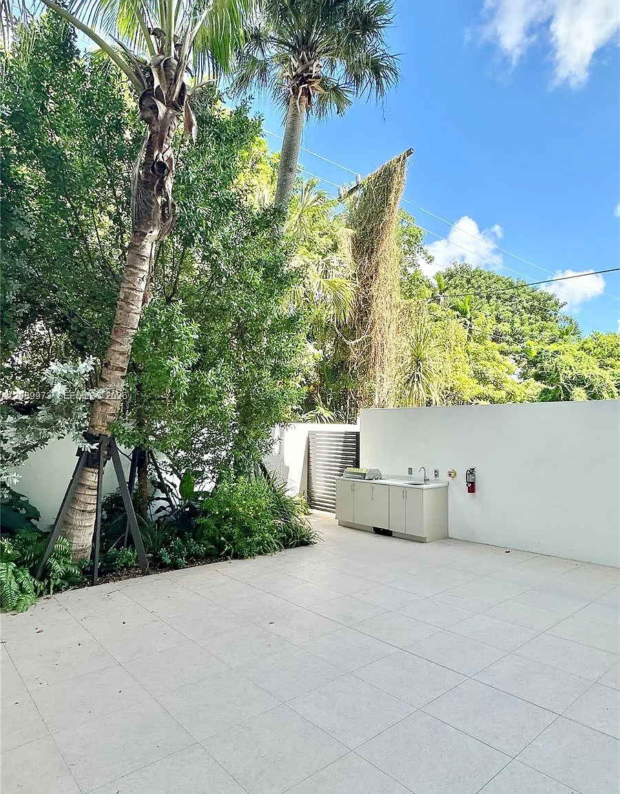 4 bed, 3.5 bath, 1973 sqft, $25,000 — Photo 4