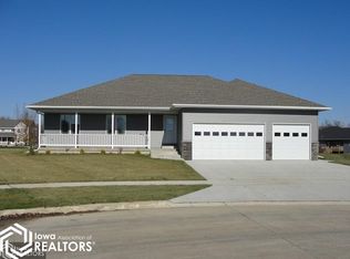 1828 Pine Hill Ct SE, Mason City, IA 50401