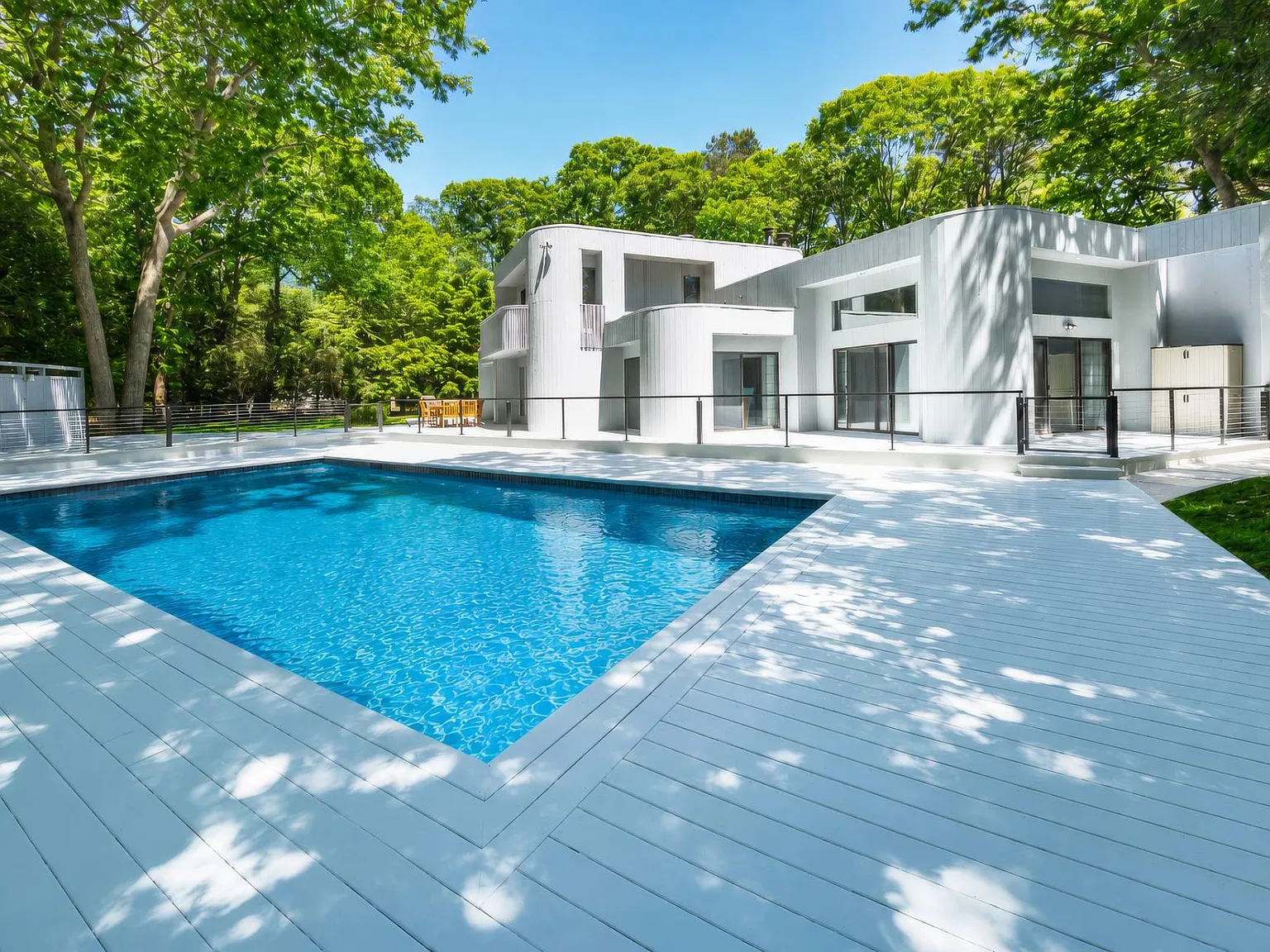 Modern Wainscott South Retreat with Heated Gunite Pool — Photo 3