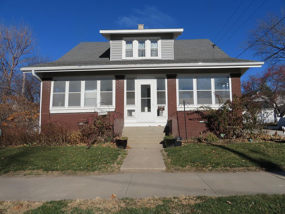 1st image of 211 E Huron St