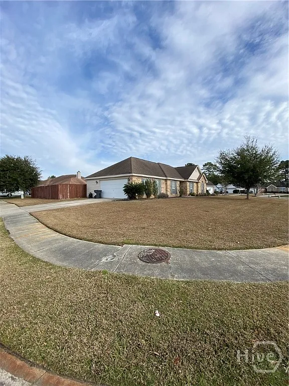 3 bed, 2.0 bath, 1751 sqft, $2,095 — Photo 2