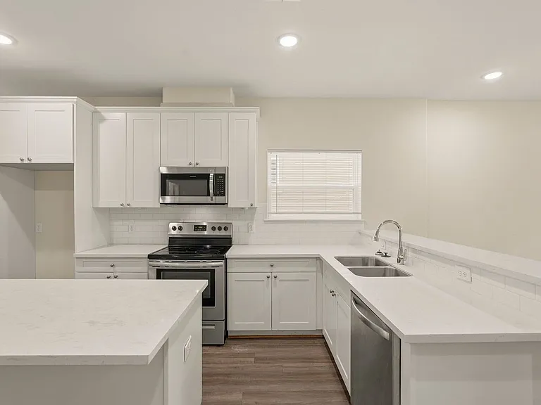 2218 Bringhurst St #B — Photo 10