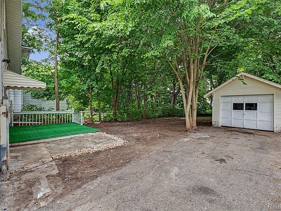 4th image of 2102 Forest Ave