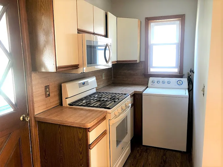 82 Empire St — Photo 3