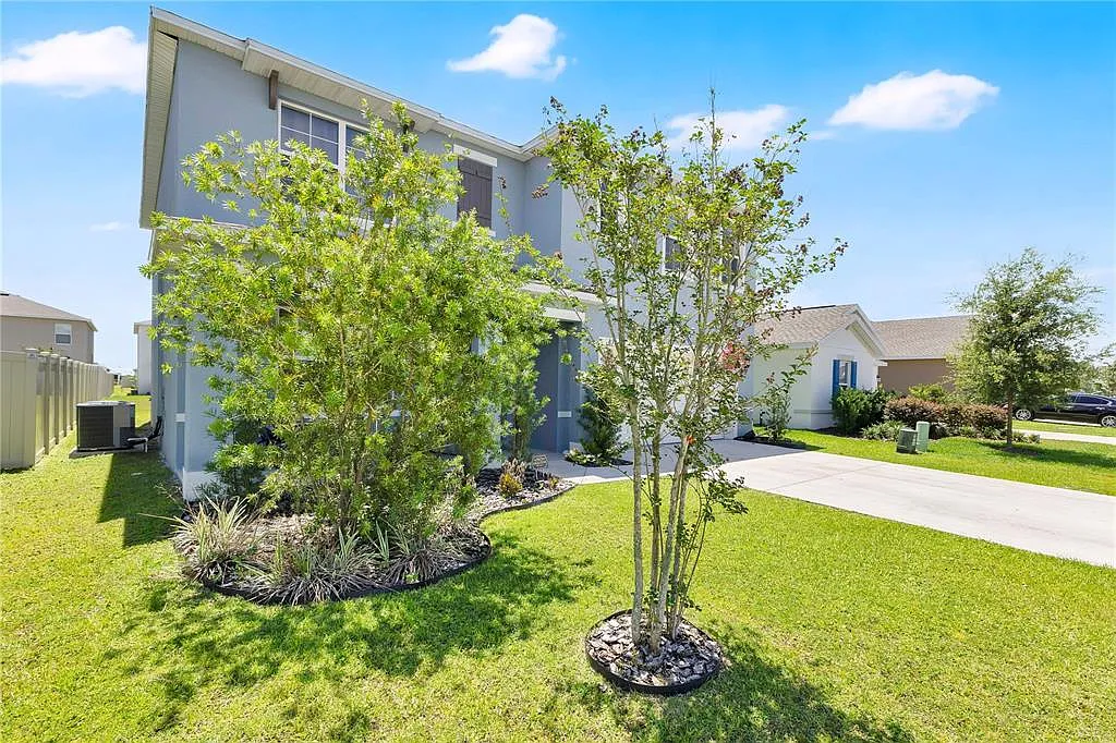 6 bed, 3.0 bath, 2696 sqft, $3,000 — Photo 2