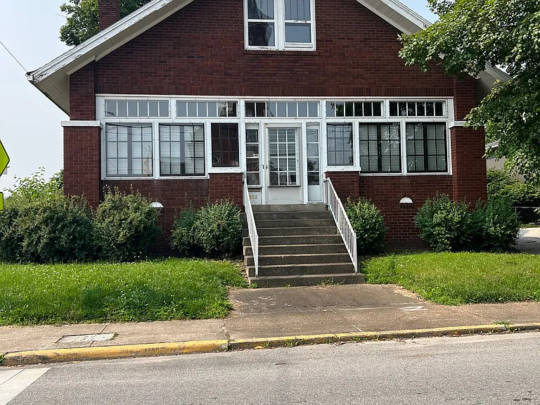 802 W Franklin St — Photo 1