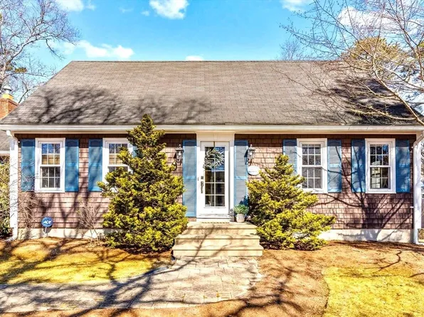 21 Nehoiden Rd, Mashpee, MA 02649