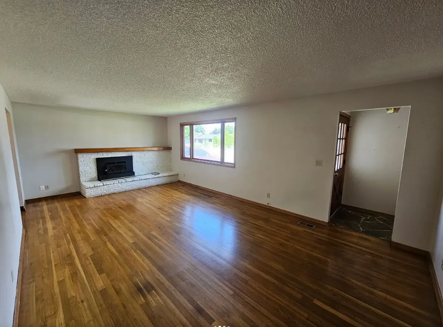 4 Bed 2 Bath Rancher Original Hardwood Floors Corner lot 2400 Sq/Ft of space — Photo 2