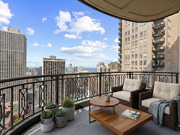 5th image of 10 E Delaware Pl #29E