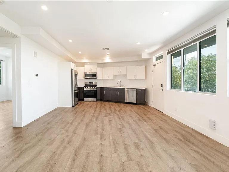 563 N Hoover St #4 — Photo 1