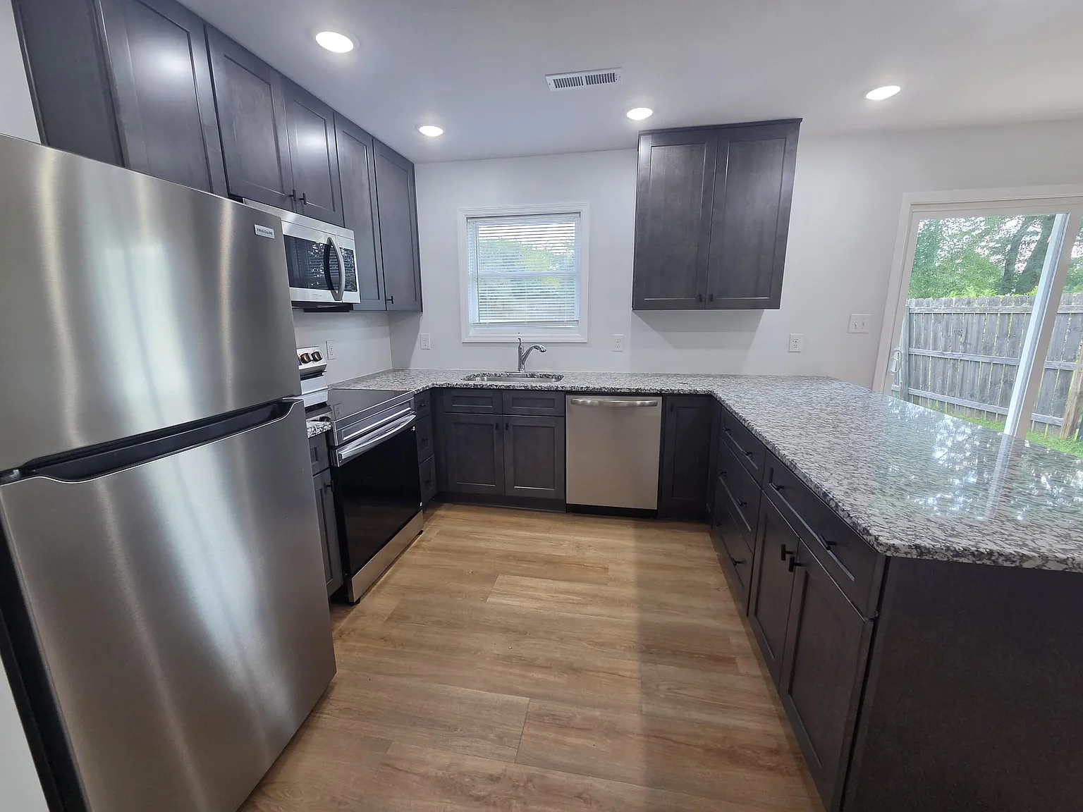 3 bed, 1.5 bath, 1144 sqft, $1,995 — Photo 4