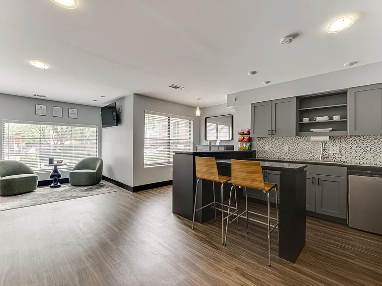 The Manhattan Apartments — Photo 37