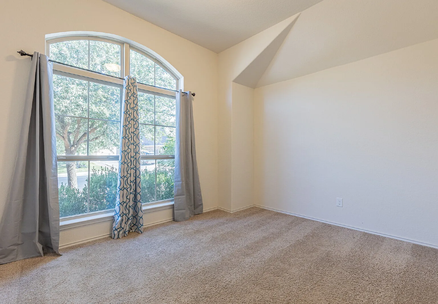 4 bed, 2.0 bath, 2088 sqft, $2,250 — Photo 4