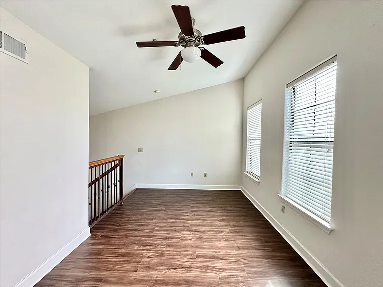 1602 Elgin St #13 — Photo 15