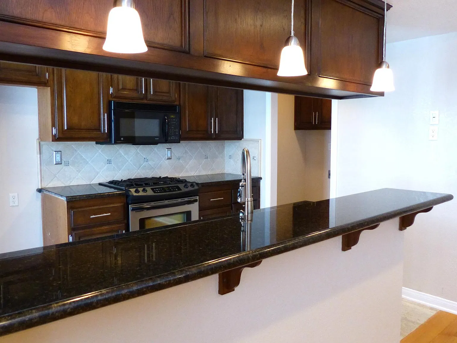 3 bed, 1900 sqft, $5,995 — Photo 4