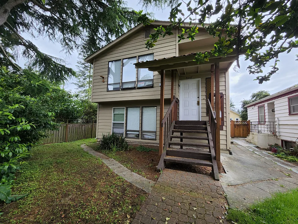 5047 8th Ave NE