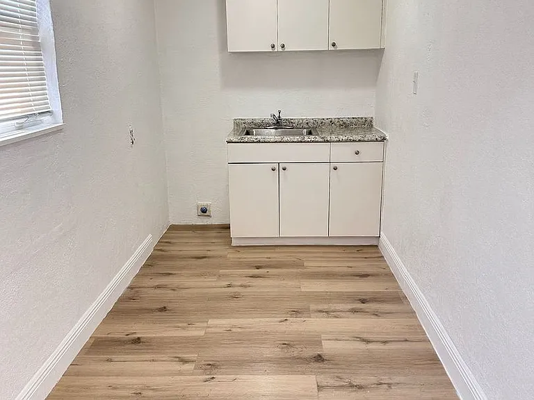840 NW 10th St #5-8 — Photo 11