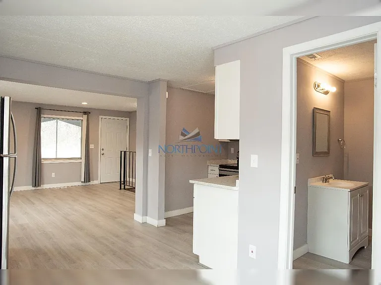 Bright & Open 2 bed 2 bath — Photo 8