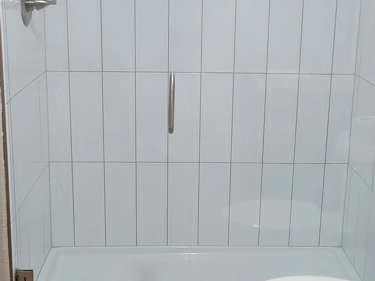 Basement bath (4th)