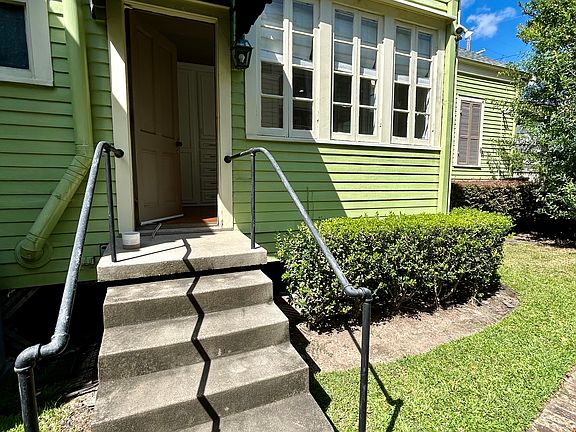 side entrance to yard