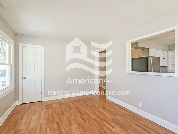 529342_002_living_room_3.jpg