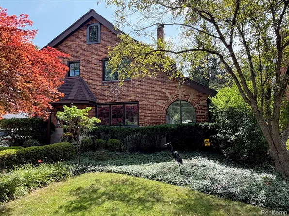 32410 Sheridan Dr, Beverly Hills, MI 48025