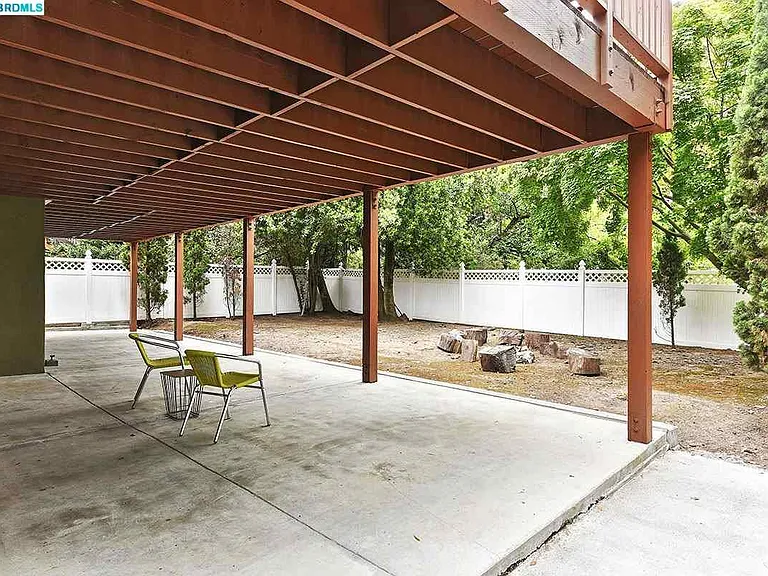 1530 Summit Rd — Photo 9