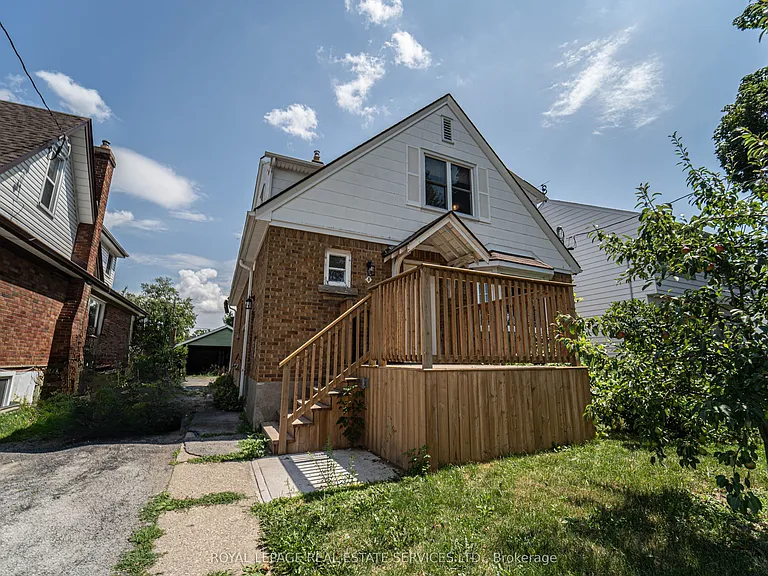 8 Bruce St #2 — Photo 1