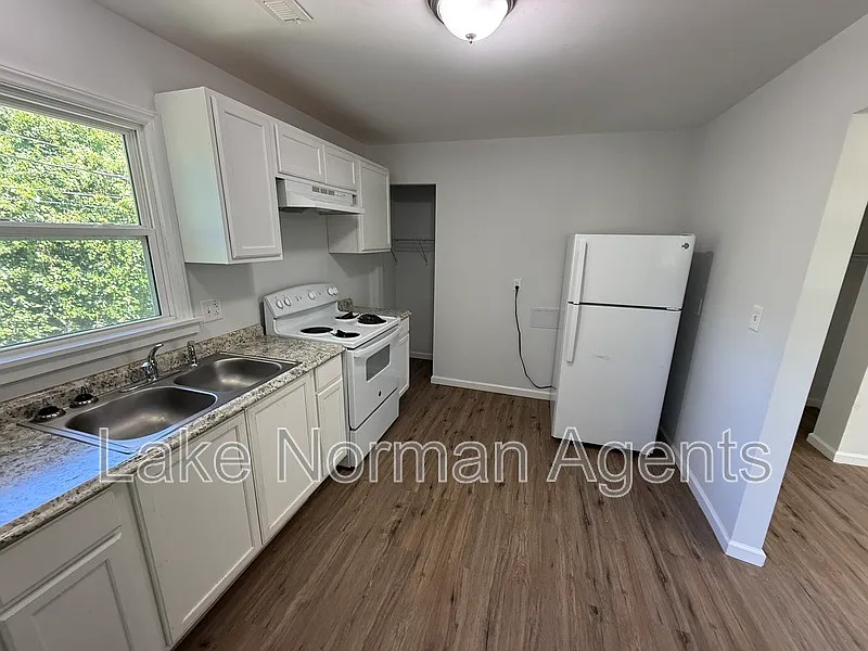 2 bed, 1.0 bath, $1,025 — Photo 4