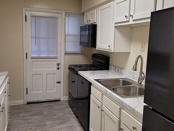 3rd image of 2904 Sherwood Rd APT B