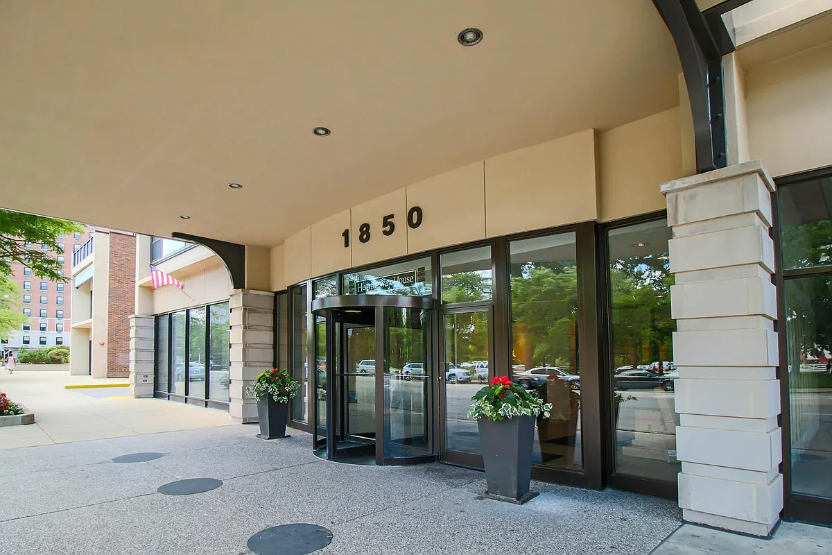 Building Photo - 1850 N Clark St #1606