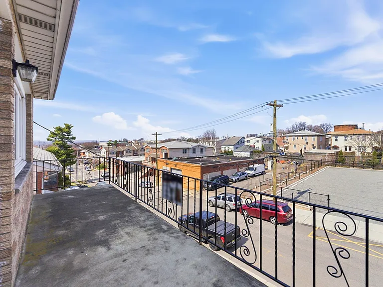 370 Henry St — Photo 21