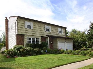 31 Broadfield Pl, Glen Cove, NY 11542