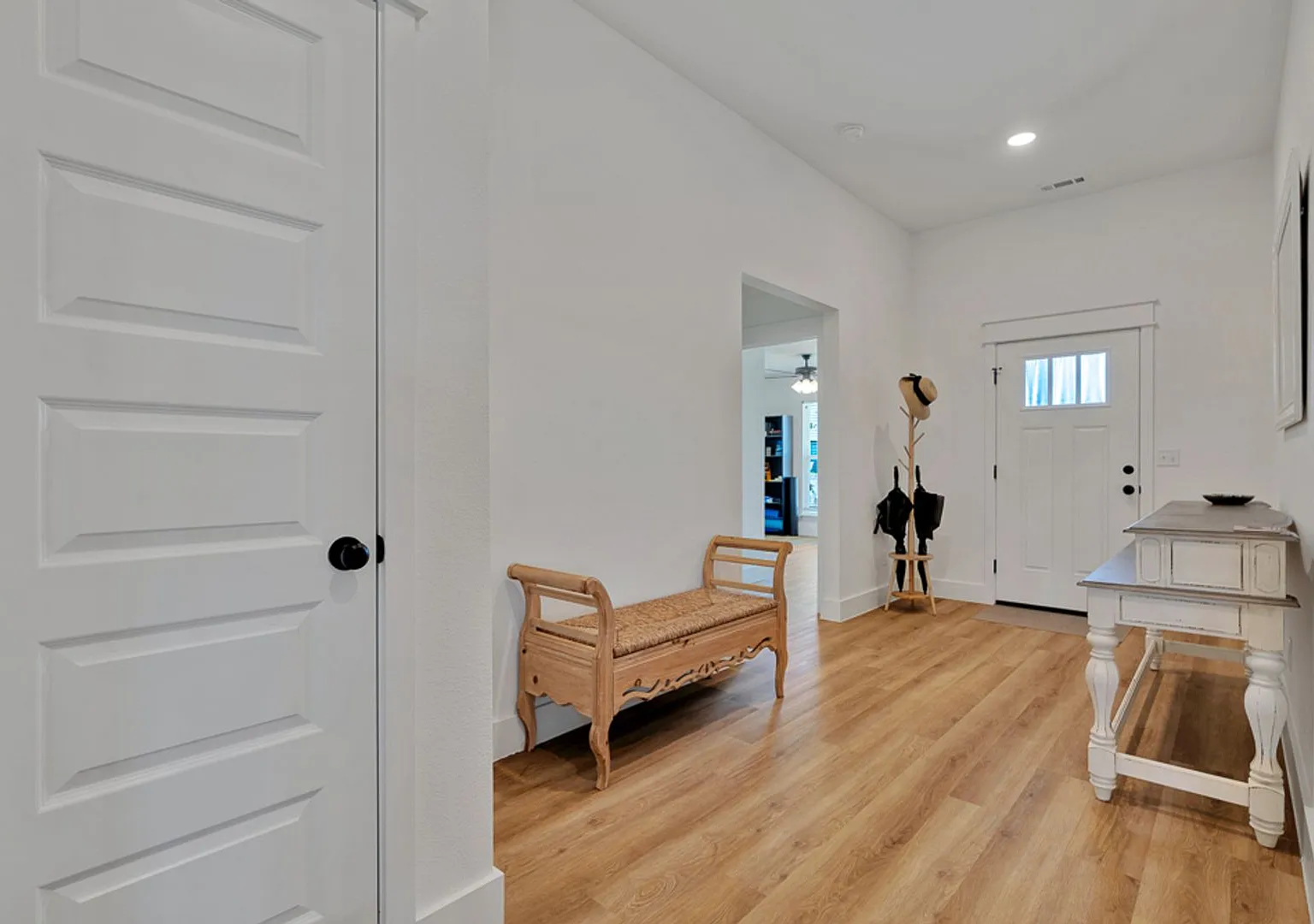 Newly built 3 Bed 2 bath home with Large backyard — Photo 4