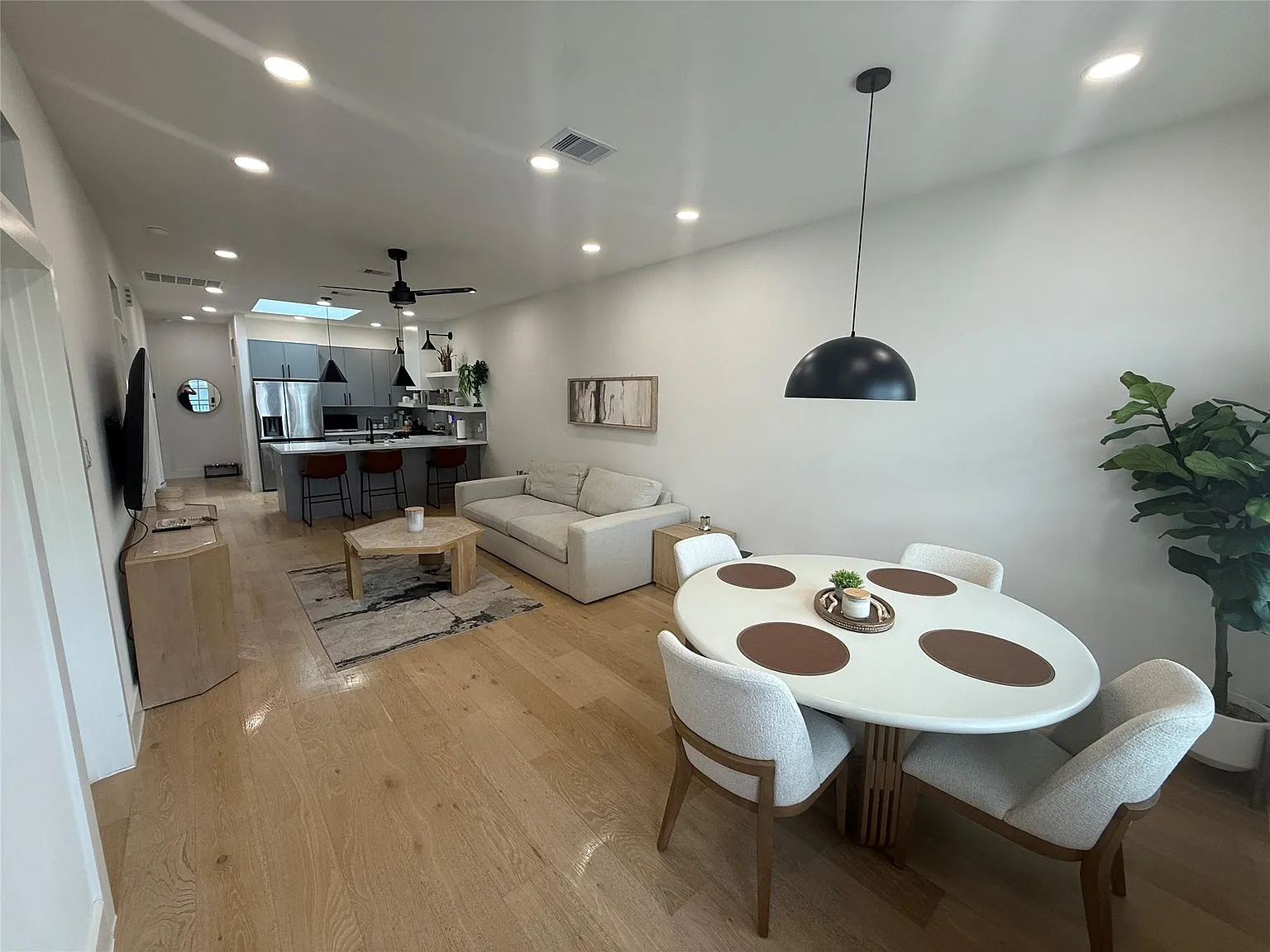 3 bed, 2.5 bath, 1730 sqft, $3,100 — Photo 2