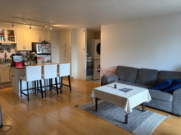 30 Skyline Dr APT 10, Braintree, MA 02184