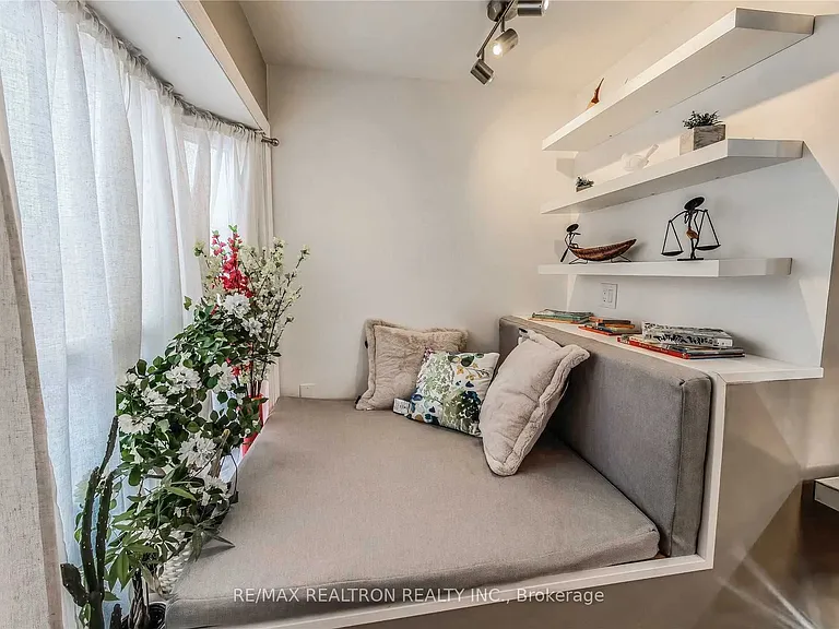 7 Barnwell Dr — Photo 2