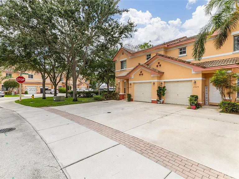 2420 SW 87th Way — Photo 2