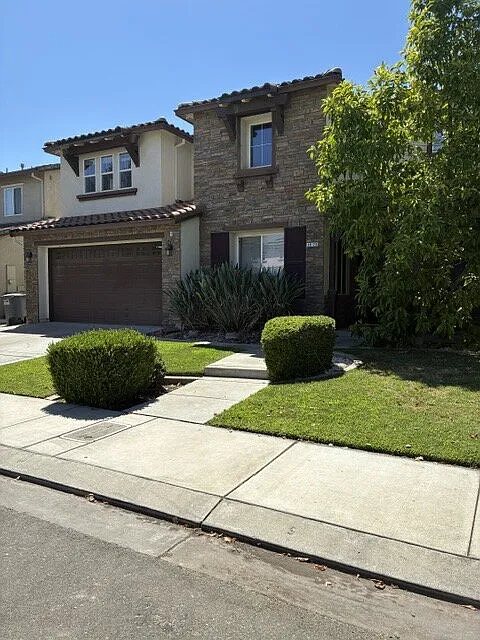 6 bed, 3.5 bath, 3291 sqft, $2,975 — Photo 3