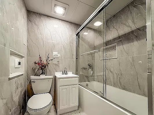 4th image of 248 W 35th St #706