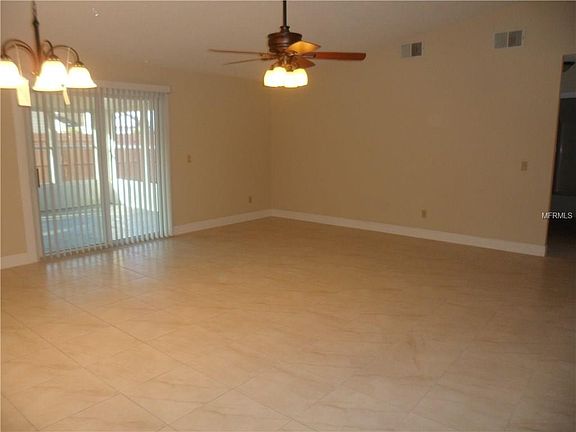 5th image of 828 Marquis Ct