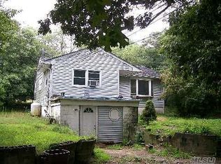 93 W Bartlett Rd, Middle Island, NY 11953