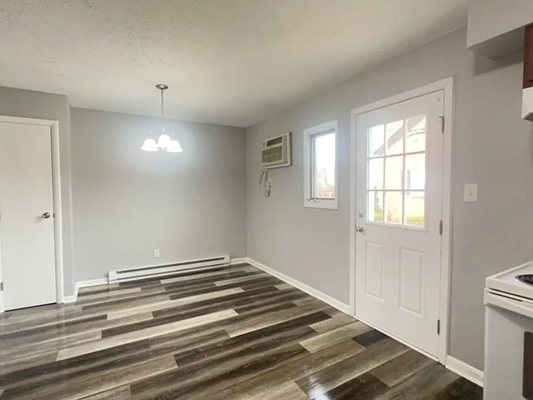 Lincoln Apartments — Photo 18
