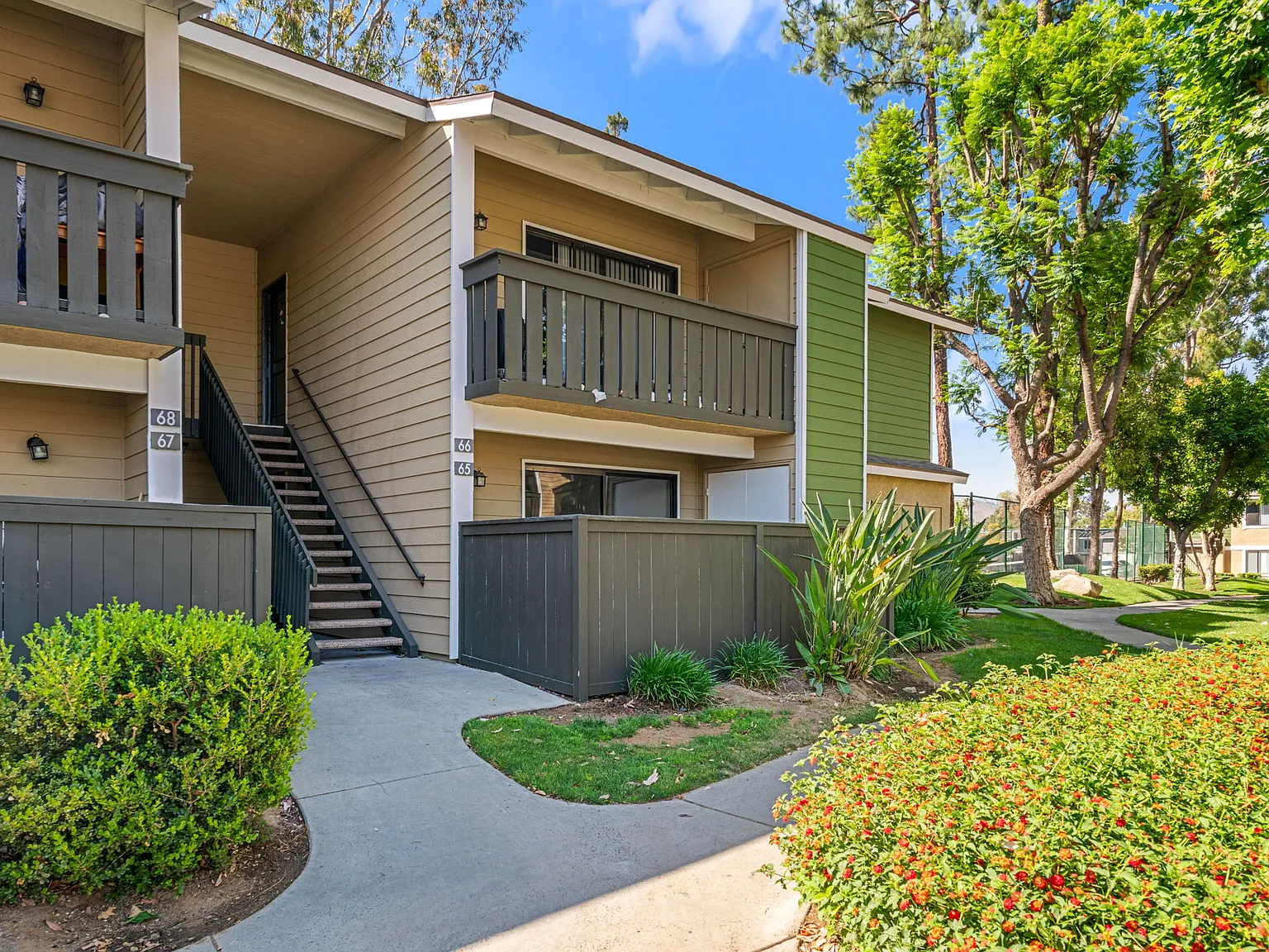 2 bed, 915 sqft, $2,495 — Photo 1
