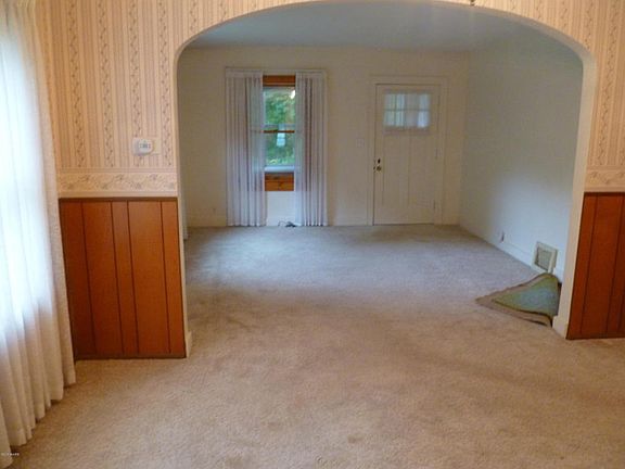 5th image of 4170 Woodbury Ave NE