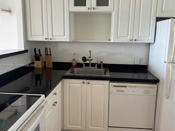 3475 N Country Club Dr, Aventura, FL