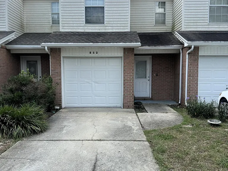 852 Dunwoody Pl — Photo 2