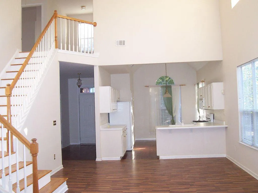 3 bed, 2.5 bath, 2151 sqft, $2,895 — Photo 2
