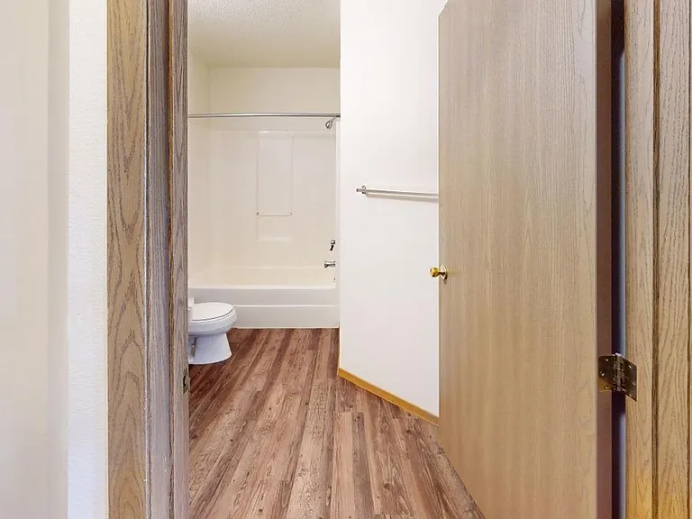 Dakota E & W Apartments — Photo 72