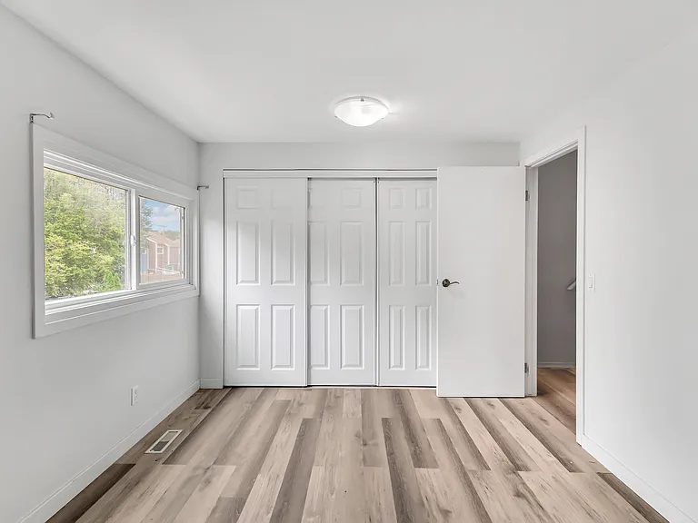 24 Taft Cres — Photo 12